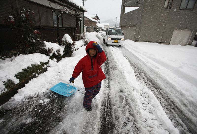 日本今年遭遇的天災可說不勝枚舉，但在今年的最後幾天，日本遭到入冬以來最強的寒流侵襲。北海道、東北和關東部分地區下起大雪，陸空交通受到嚴重影響。   圖：達志影像/路透社