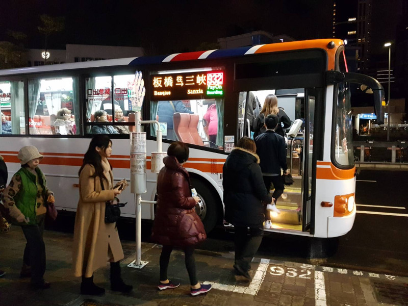 為配合跨年活動散場民眾夜歸的需求，新北市啟動公車輸運接駁措施。   圖：新北市交通局／提供