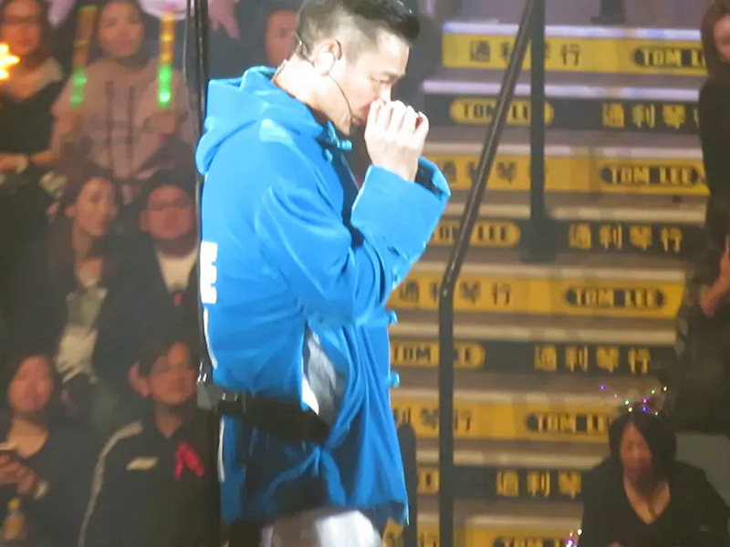 唱了約3首歌後，劉德華因喉嚨發炎，落淚向在場歌迷鞠躬道歉，也宣布取消當晚演唱會。劉德華所屬公司昨天發表聲明，取消12月28日至30日3場演唱會，今天又再宣布剩餘4場演唱會全取消。   圖：翻攝自Youtube