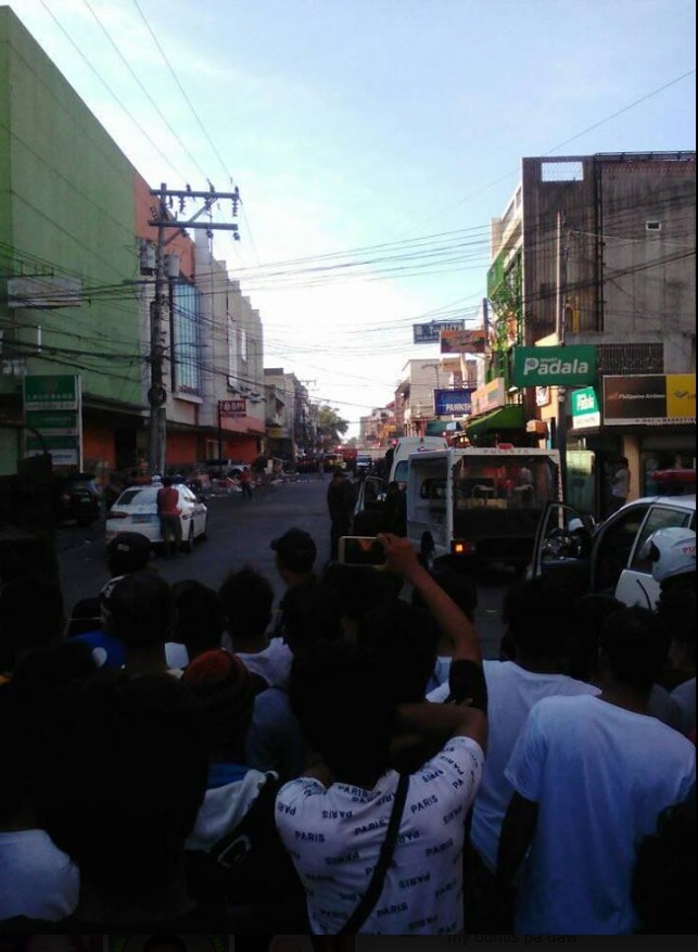 軍警人員封鎖現場，許多民眾在封鎖線外圍觀。   圖：翻攝自Lloyd Baliwan臉書