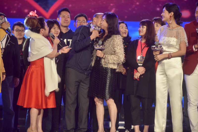韓國瑜親吻李佳芬臉頰，互道新年快樂。   圖：高雄市新聞局/提供
