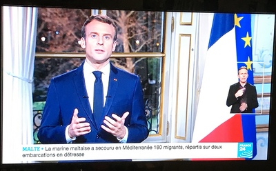 法國總統馬克宏在「黃背心」運動的緊繃社會氣氛中發
表新年談話，許下真實、尊嚴及希望三願。   圖：翻攝自法 國24台