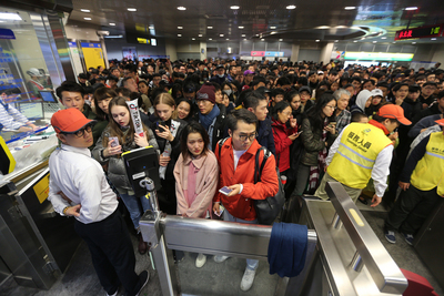 2019台北最High新年城12月31日在府前市民廣場舉行，大批民眾狂歡倒數後，慢慢散場，北捷信義安和站先採閘門管制，票口外擠滿人潮。   圖：中央社