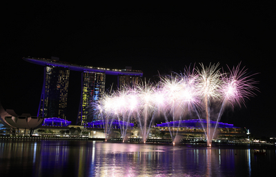 新加坡濱海灣區慶祝跨年，精彩煙火秀也迎接2019年
到來，現場氣氛超嗨。   圖：中央社