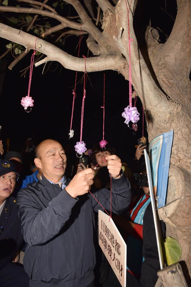 韓國瑜將祈願卡掛在市境之南樹上。   圖：高雄市新聞局提供