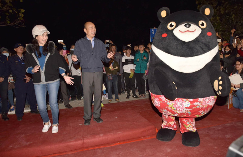 韓國瑜、李佳芬與高雄熊共舞。   圖：高雄市新聞局提供