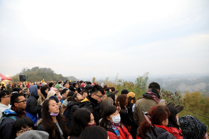 三千位民眾擠滿二寮觀日平台，等著迎接第一道曙光。   圖：台南市政府提供