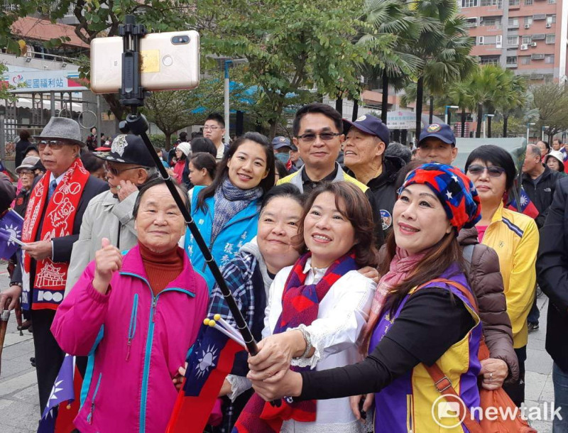 嘉義市長黃敏惠參加經國新城升旗典禮，與民眾玩自拍。   圖：蔡坤龍/攝
