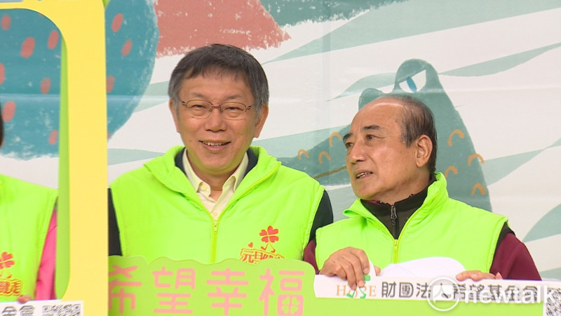 前立法院長王金平今(1)與台北市長柯文哲一同出席元旦健走活動。   圖：王寶兒/攝