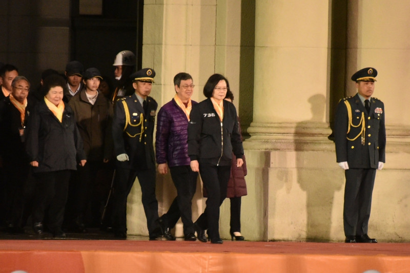總統蔡英文身穿總統座機隊外套出席元旦總統府升旗典禮。   圖：林柏年/攝