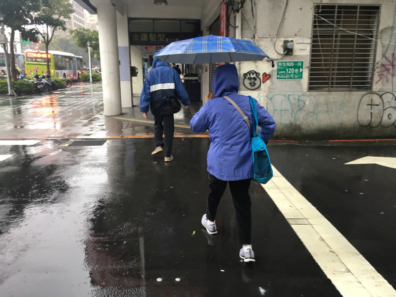 北部及東北部降雨持續且雨勢明顯，尤其北台灣有局部大雨發生的機率。   圖：陳沛婍/攝影
