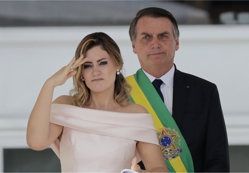 巴西極右派新總統波索納洛（Jair Bolsonaro）今天在首都巴西利亞國會前宣誓就職，新第一夫人蜜雪兒（Michelle Bolsonaro）也行了一個軍禮。   圖：達志影像/美聯社