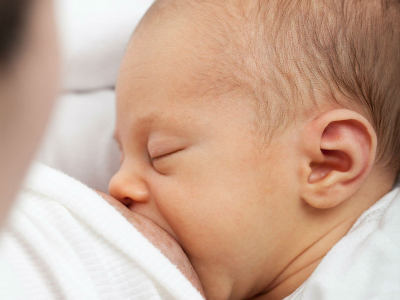 餵母乳是否能漂眉、染燙髮? 陳麗娟表示，沒有任何證據顯示哺乳媽媽使用染髮劑或燙髮劑對哺乳寶寶有影響。   圖／擷取自pixabay
