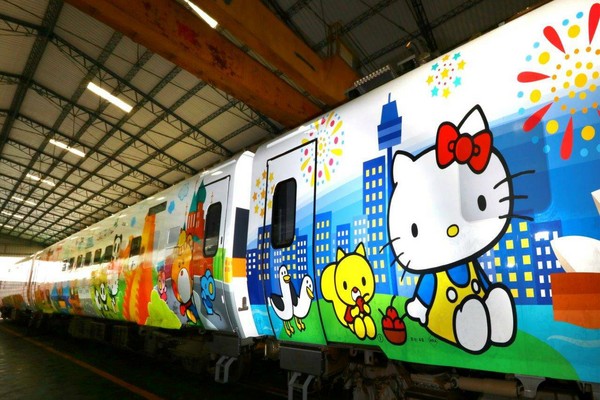 台鐵Hello Kitty彩繪列車，外傳預計於今年2月前卸妝。   圖：台灣鐵路局/提供