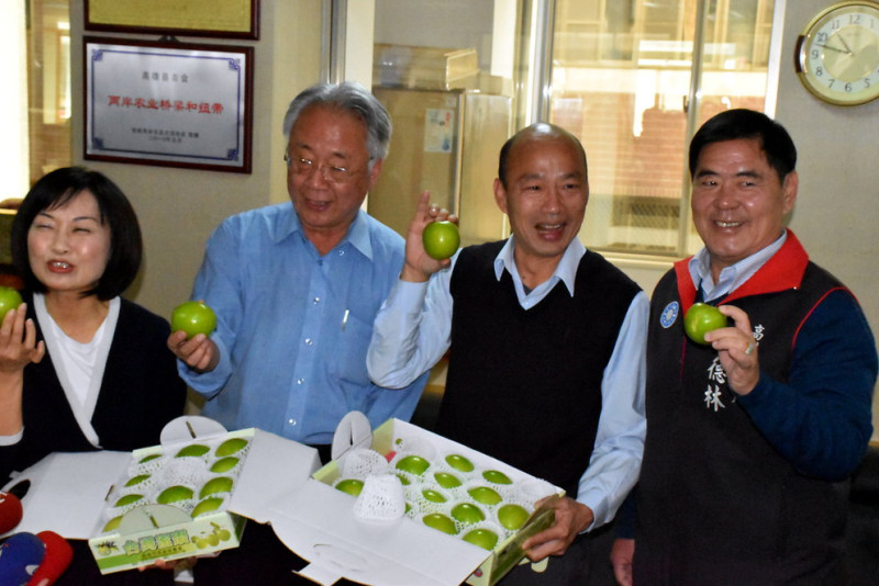 韓國瑜(右二)訪高雄市農會理事長蕭漢俊(左二)，向媒體秀出燕巢的棗子。   圖：孫家銘/攝