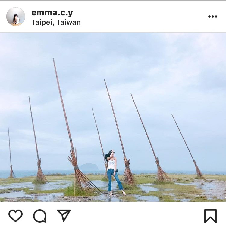 「潮境公園」的巨型掃帚景點，是近期ig上的熱門打卡景點。   圖：翻攝自instagram emma.c.y／開放權限