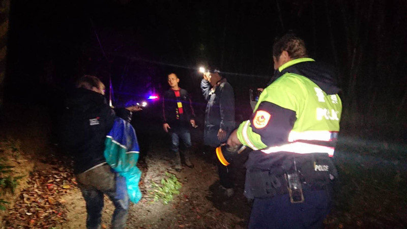 謝姓女大生為了找工作，用GPS導航迷路在山區竹林裡，受困4小時後獲救。   圖：龜山分局/提供
