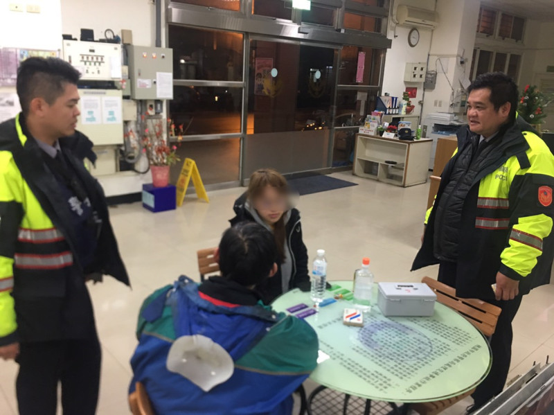 家屬萬分感謝龜山警方積極認真幫忙找到女兒,警方隨即將謝女帶回派出所休息,平安結束長達4小時的山區迷航記。 圖:龜山分局/提供
