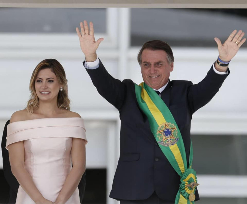 巴西極右派新總統波索納洛（右）元旦就職，隨即頒布行政命令要開放亞馬遜雨林，引起環保團體撻伐。   圖：翻攝波索納洛臉書