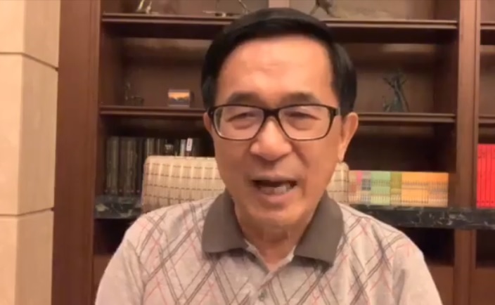 在新勇哥勿語中對政局指指點點，是前總統陳水扁很重要的身心療程。