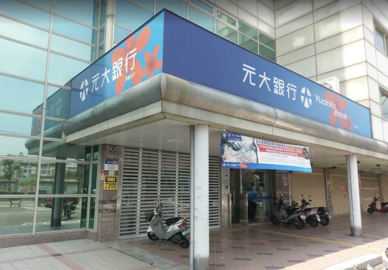 台中市沙鹿區中山路一家銀行今（4）天中午發生搶案。   圖：翻攝自google map（陳政信提供）