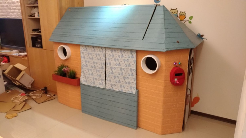 一名爸爸幫四歲女兒製作超精緻的紙箱屋，讓網友讚嘆。   一名爸爸幫四歲女兒製作超精緻的紙箱屋，讓網友讚嘆。