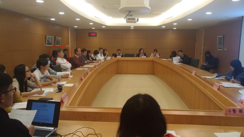 去年11月22日新北市副市長葉惠青（左側紅圈者），在市府召開第一次非洲豬瘟疫災應變中心會議。   圖：新北市政府提供