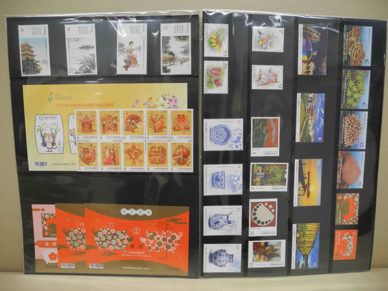 107年度郵票冊內含107年發行的特種、紀念、常用郵票18套，並附相關說明。   圖：王峻昌/攝
