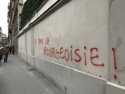法國「黃背心」運動經過耶誕節和新年假期後，發起近兩個月來的第8波抗議行動，有人在國民議會附近街道的牆上寫著「打倒資產階級」。   圖/中央社