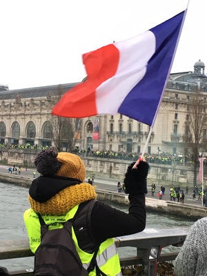 法國「黃背心」運動發起近兩個月來的第8波抗議行動，經過耶誕節及元旦假期後，上街抗議人數有回流趨勢。   圖/中央社