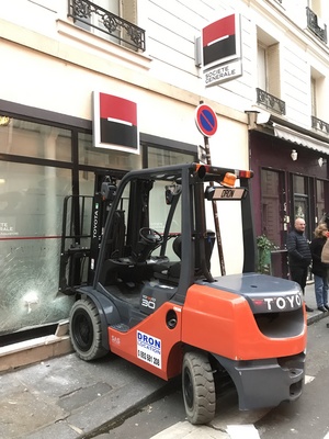 法國「黃背心」運動經過耶誕節和新年假期後，發起近兩個月來的第8波抗議行動，部分群眾在國民議會附近，以堆高機撞破銀行玻璃牆。   圖/中央社