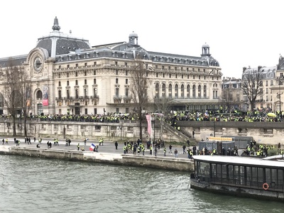 法國「黃背心」運動發起近兩個月來的第8波抗議行動。相較於年末節慶期間行動平和，新年初始的首次行動，巴黎街頭再現暴力，主要在奧塞美術館周邊。   圖/中央社