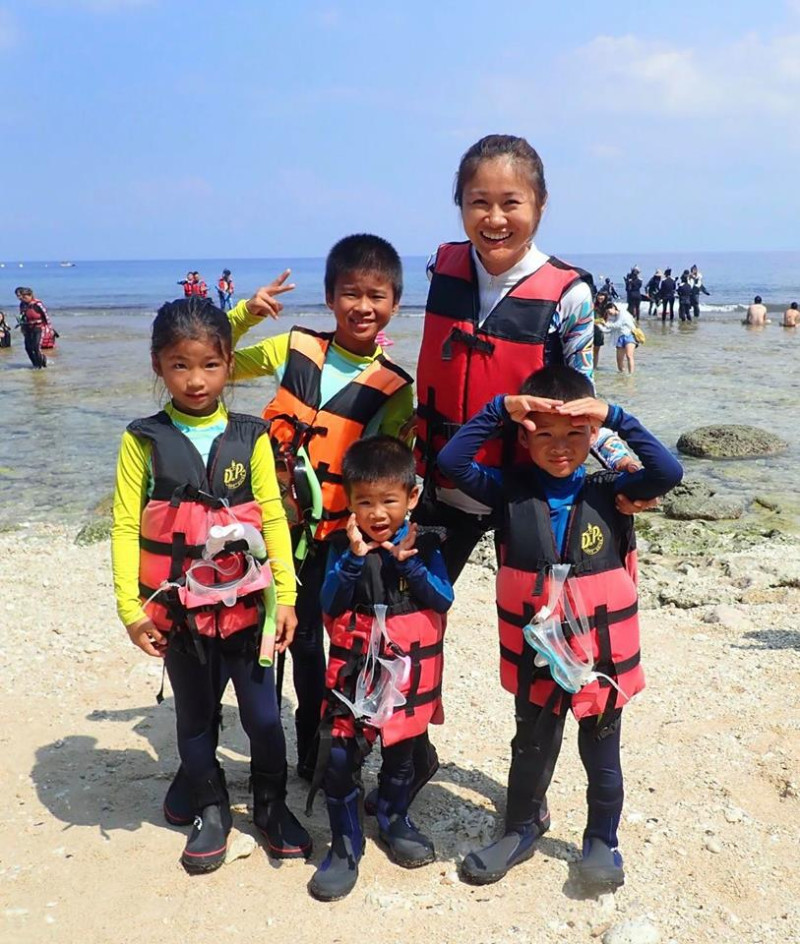 邱鈺婷在環島旅程中，帶著2-8歲的4個孩子們去浮潛。   圖:益品書屋提供。