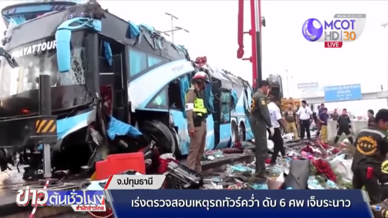 泰國巴吞他尼府（Pathum Thani）一輛雙層觀光巴士在凌晨發生翻覆事故。   圖：翻攝youtube畫面