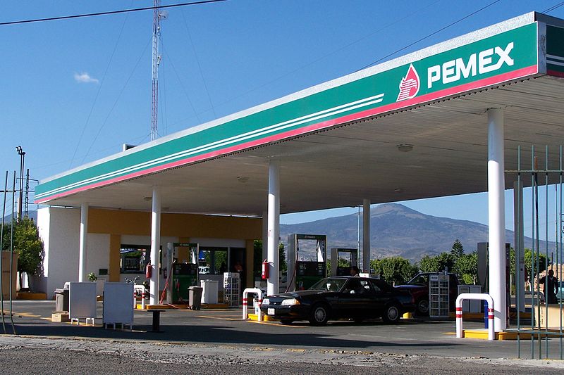 墨西哥石油公司(Petroleos Mexicanos)為了遏止幫派份子繼續竊取石油，關閉油管，結果導致許多加油站沒有油可以供應   墨西哥石油公司(Petroleos Mexicanos)所屬加油站 CC BY-SA 3.0)