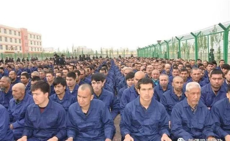 中國新疆「再教育營」，約有上百萬人被關進「再教育」集中營，進行強迫洗腦。 圖：取自新疆司法廳微信公眾號（資料照片）