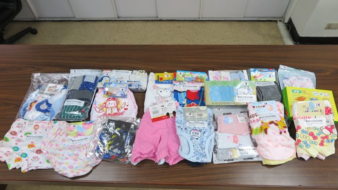 經濟部標準檢驗局針對市售19件兒童內褲做檢測，結果發現10件中文標示違規，甚至纖維成分標示與檢驗結果不一致。   圖：經濟部標準檢驗局/提供