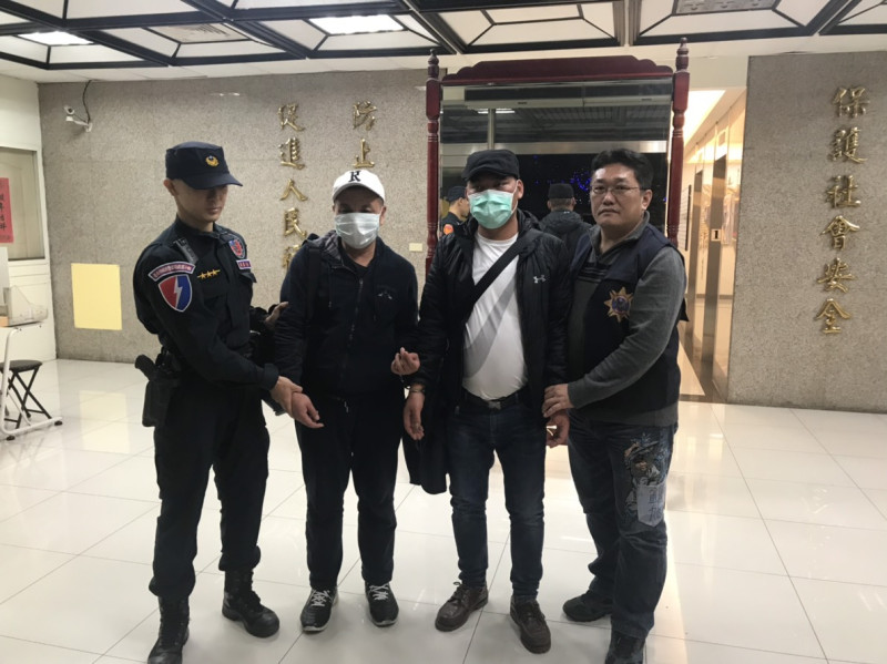 台北市刑大8日公布破獲大陸扒竊集團在台犯案的案件，逮捕2名現行犯。   圖：台北市刑大提供
