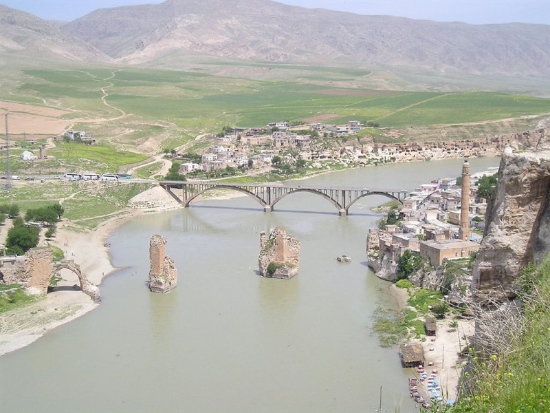 土耳其為興建伊利蘇水壩，擁有1萬2000年歷史的古鎮哈桑凱依夫（圖）將永沉水底。   圖：翻攝維基百科