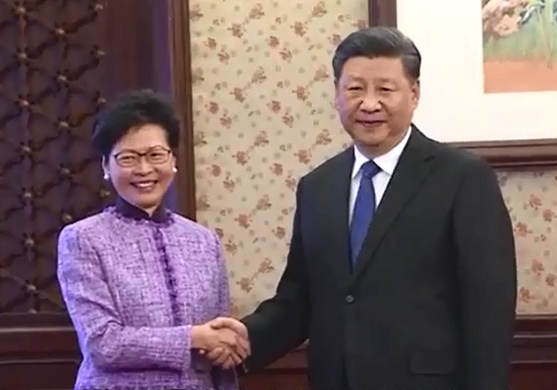 香港特首林鄭月娥（左）率訪團訪問北京獲習近平接見。   圖：翻攝Youtube