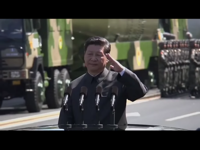 2015年9月3日，紀念中國人民抗日戰爭暨世界反法西斯戰爭勝利70周年閱兵式，習近平乘車檢閱部隊。   圖：翻攝自Youtube