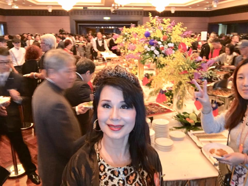 68歲的女星張俐敏今（9）天下午（台灣時間）在臉書上證實「接到韓市長的邀請，並在大年初一開幕儀式上和他合唱我的歌：『再看我一眼』！」   圖：擷自張俐敏臉書