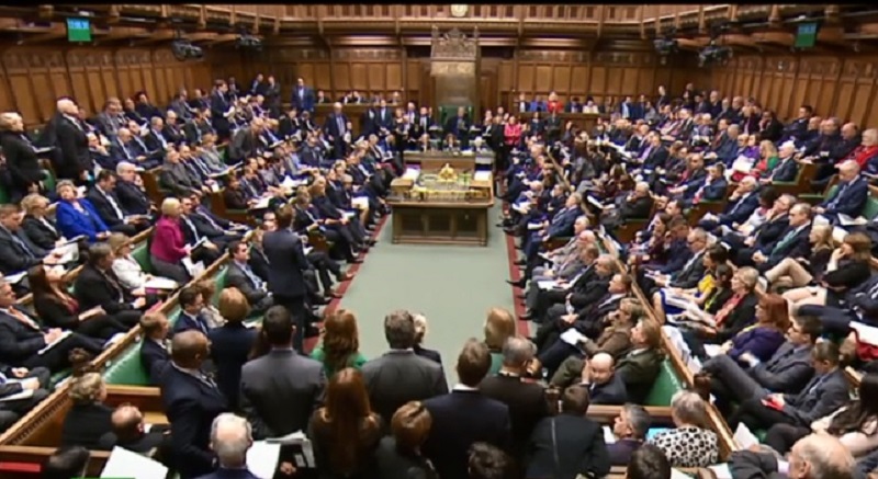 英國國會以11票之差表決通過，把梅伊政府的脫歐協議若在15日遭到否決後的修改期，從21天縮短至3天。   圖：翻攝Youtube