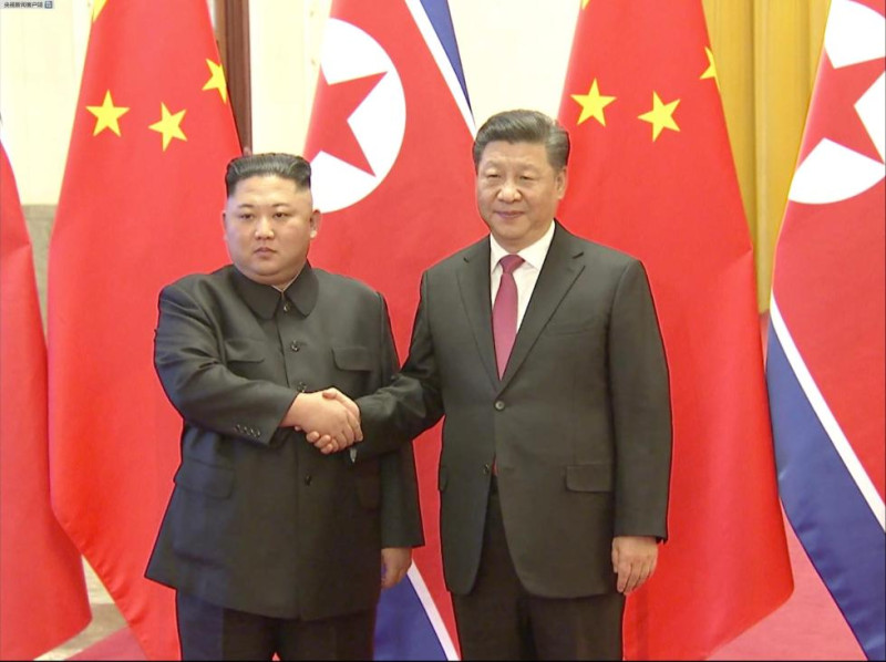 北韓領導人金正恩（左）與中國領導人習近平（右）日前派代表互傳口信，盼朝兩國持續強化團結與合作。   圖：翻攝自新華網（資料照片）