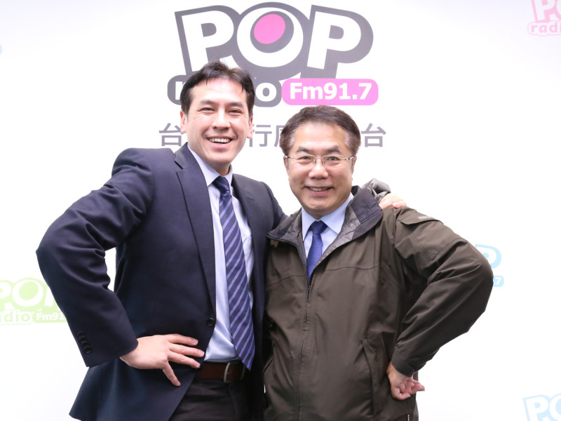 台南市長黃偉哲與電台主持人黃暐瀚合影。   圖：POP Radio提供
