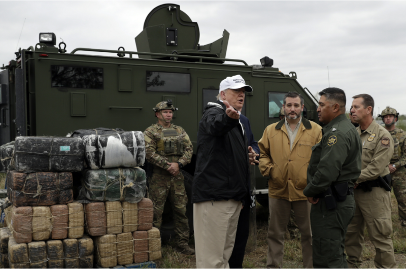 川普抵達美墨邊境，正與身旁人員談話。（資料照片）   圖：達志影像/美聯社