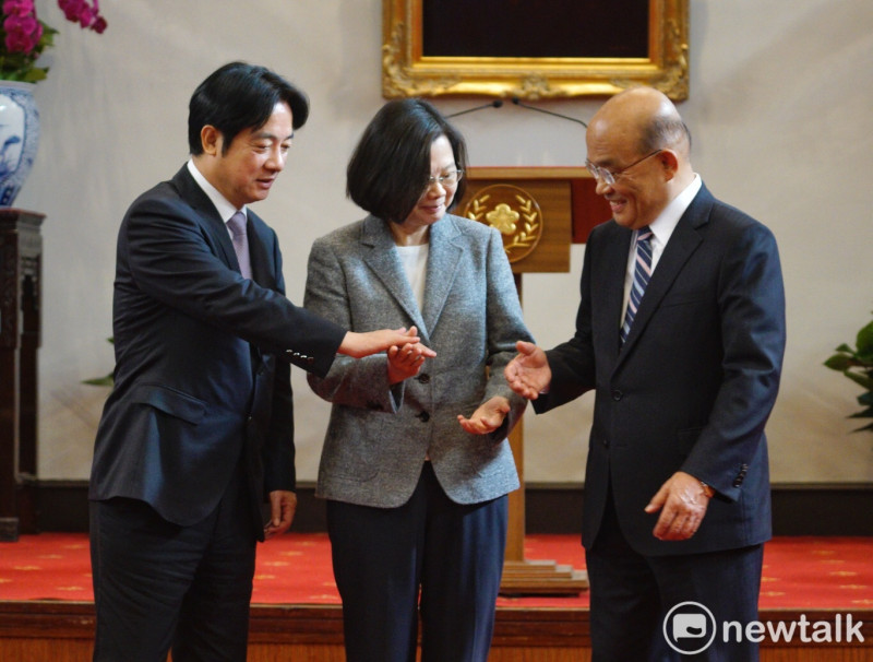 總統蔡英文牽起蘇貞昌和賴清德的手，希望做好做好政務傳承工作。   圖 : 張良一/攝