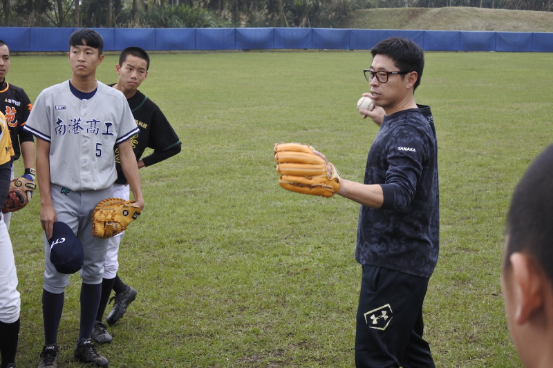 前日本職棒金手套選手田中浩康，來台指導青棒球員。   圖／記者劉祐廷攝