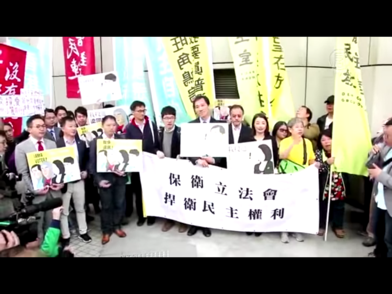 香港政府去年10月宣佈取消民主派活動人士劉小麗立法會補選的資格，稱任何鼓吹「港獨」或推動「民主自決」的人參加競選都不符合基本法。此前在三月的選舉中，香港政府還至少禁止了三名民主派候選人參選，其中包括2014年抗議活動中的著名學生領袖周庭。   圖：翻攝自Youtube