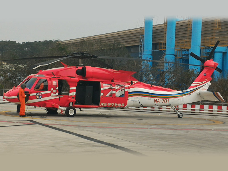 空軍救護隊將獲得7架與內政部空勤總隊相同的UH-60M黑鷹直升機；不過空勤外觀為紅色，空軍救護隊則為黑底塗裝加紅十字救護符號。   圖：翻攝內政部空中勤務總隊網頁